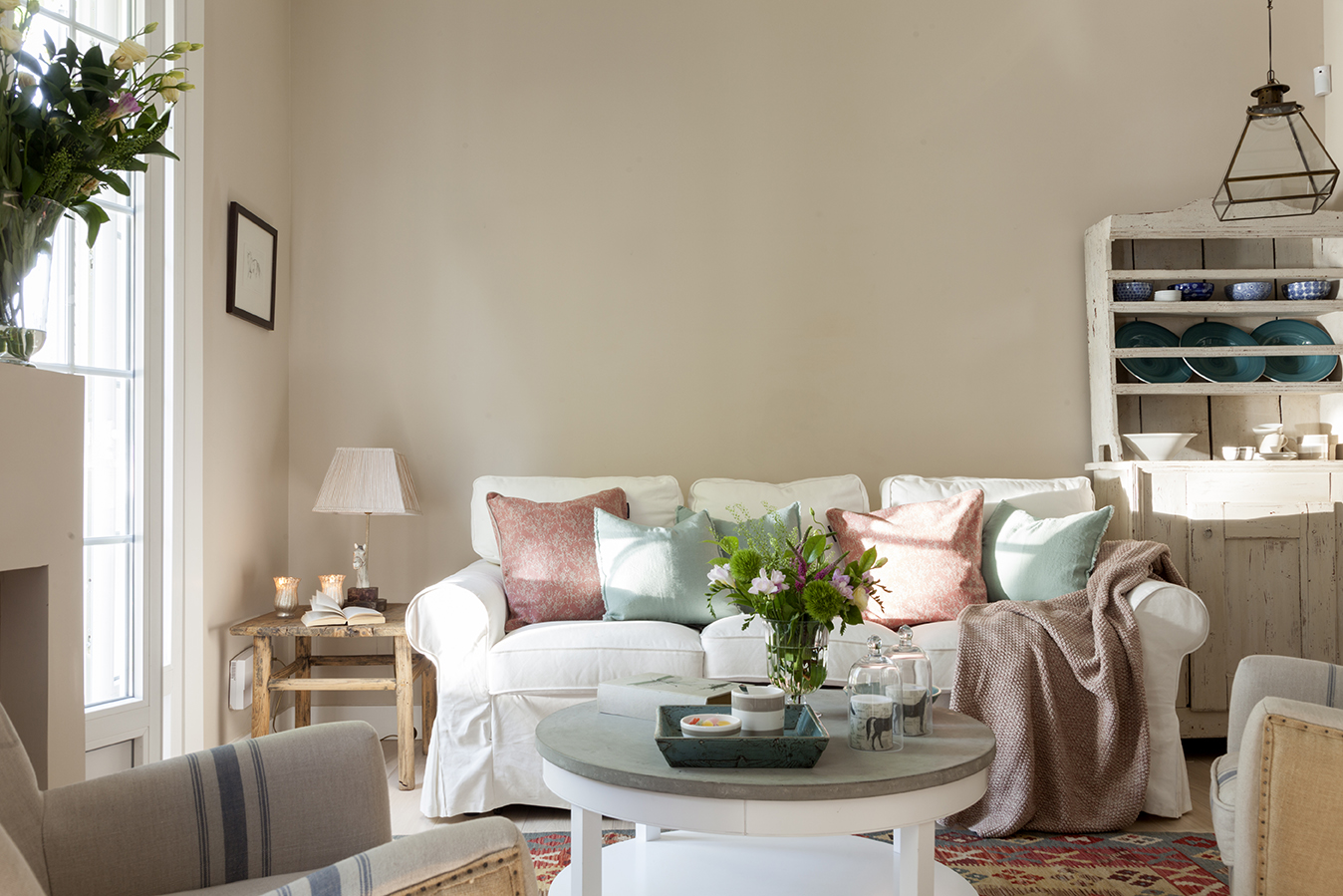 Dale tu propio estilo al sofá con un montón de cojines  Decoración de  unas, Como decorar la sala, Decoración en blanco